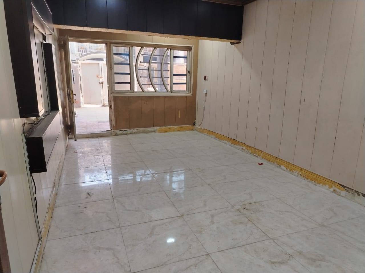 دار للايجار في الدورة شارع 60 قرب حسينية الصدريين مدخلين وكراج كبير وخدمات خارجية 3 غرف نوم وحده جوه وثنين فوك وحده منهن سويت ومطبخ ومنور واستقبال وخدمات وسطح 
السعر 600  
*********** واتساب
