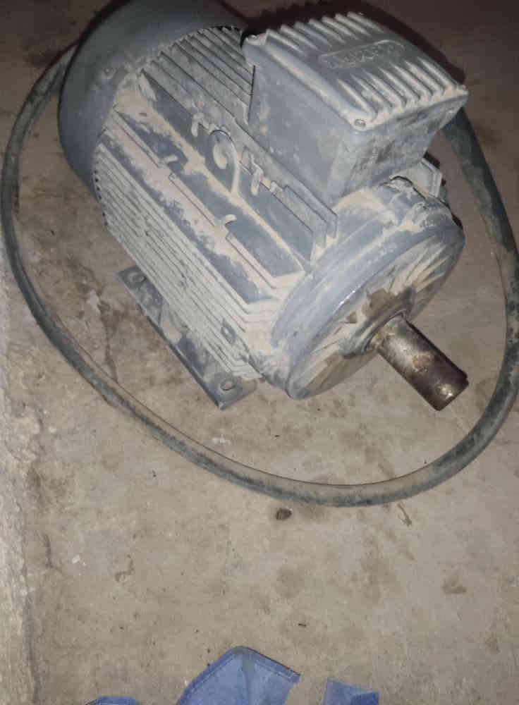 السلام عليكم ماطور ثري فيز جديد مشتغل اسبوع فقط نوعيه ممتازه تركي الصنع 7حصان للاستفسار ***********مكاني ذي قار قضاء الرفاعي
