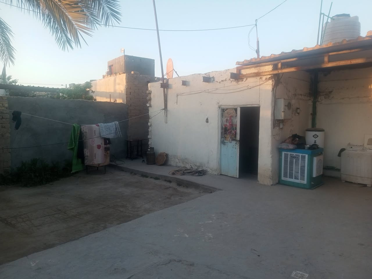 المساحه 250متر
البناء غرفه مطبخ صاله صحيات خارجيه
مجاري كامله مولده كهرباء انترنت ضوئي 
ميزانيه 
البيت مفوض بالطابو  
مقابل مخبز مهند 
فرع البزل 
للاستفسار اكثر ***********1
