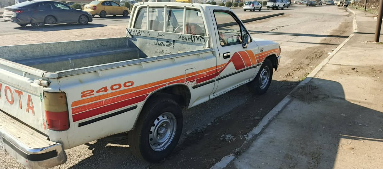 سلام عليكم سياره موديل 93 رقم نينوى الماني شرطه تحويل كابو بنزين موجود ماكينه كير اكسن شاصي كله نظيف مكان السياره بالموصل تواصل على الارقام.  ***********.   ***********
