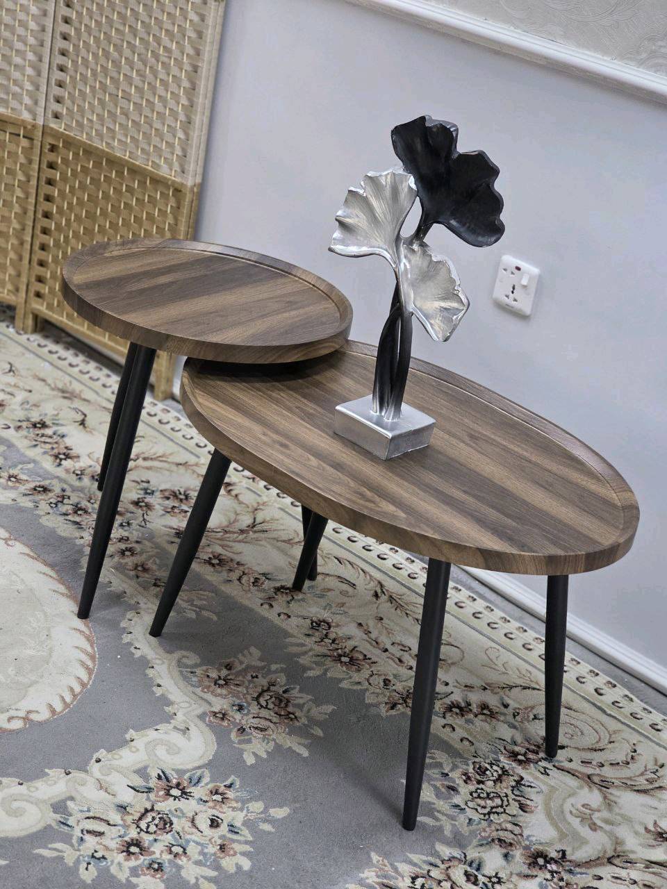 طقم طاولات جانبية مودرن وعصرية، بتصميم أنيق يجمع بين الخشب والمعدن، مما يضفي لمسة جمالية على أي مكان توضع فيه. تتوفر بألوان متعددة لتتناسب مع جميع الديكورات الداخلية. الطاولات متينة وسهلة التركيب، مثالية للاستخدام في غرف المعيشة أو كطاولات قهوة. يضاف للأسطوانة قطعة ديكور معدنية مميزة لتكتمل روعة التصميم.