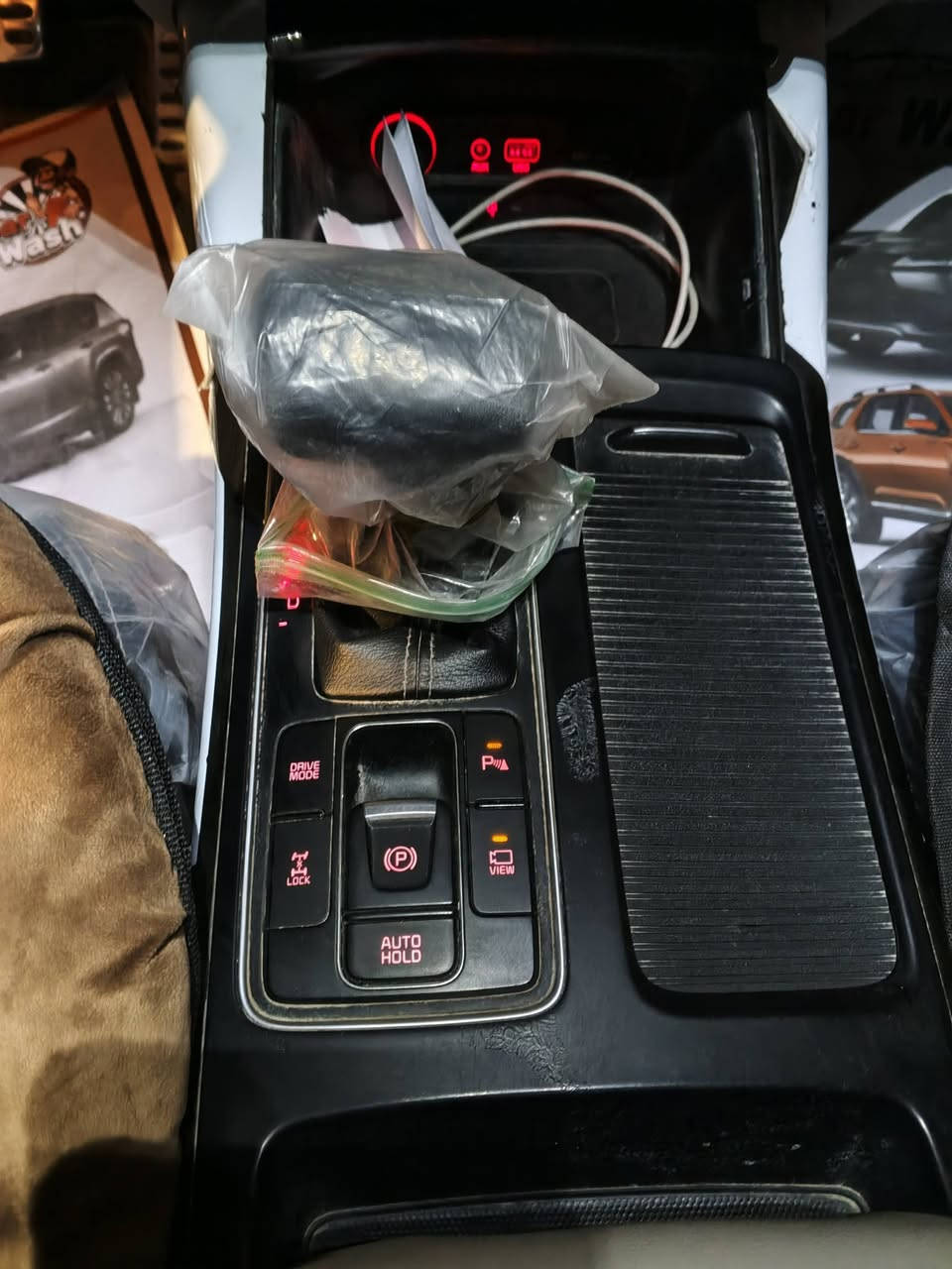 سورينتو 2020 فول مواصفات 1/1 رقم بغداد ماشيه 73 على وضع الشركه برغي مامفتوح بيها. مبدل ماسحات فقط.  طخة صغيره في الجاملغ الامامي.
العنوان البصره ***********
