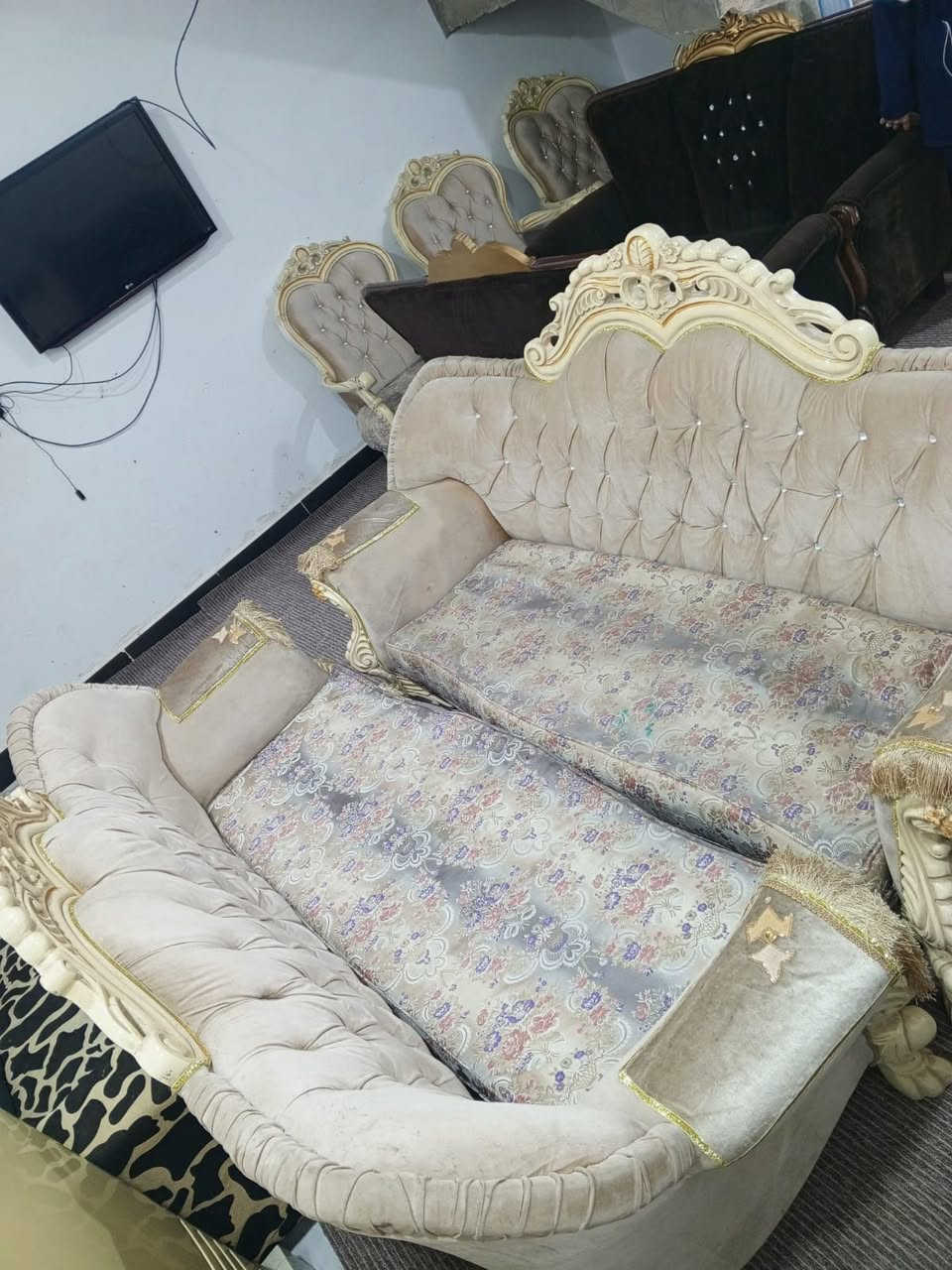 طخم تزكام لون كريمي 🤎
ست قطع ثنين كبار واربع كراسي 
السعر 400 وبي مجال للشراي 
للاستفسار الاتصال على الرقم التالي 
*********** 
بي واتساب
