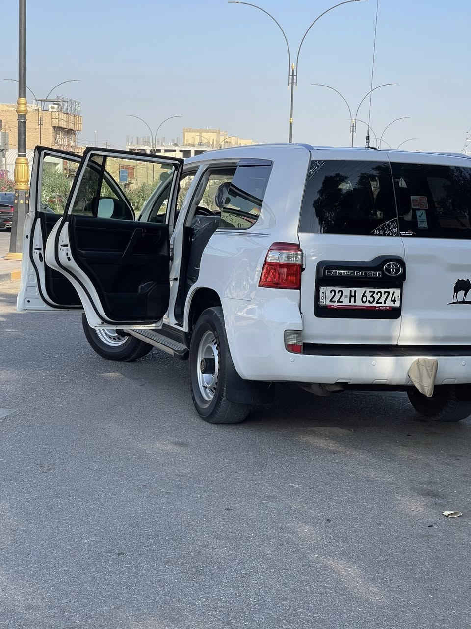 سلام عليكم لاندكروز قطري سلك  مديل 2013 سياره جديده ماشيه 161وقابل للزياده سياره جاهزه من كلشي كل نقص مابيه تايرات دلوب داخل مخمل جديد  وحداديه كير ومو حرك كله كفاله بيه طخه بل جاملغ بدون معجون بس صبغ وفوك العتبه بجه السايق اثر جراد سياره معروظه (300 ورقه )*********** ولي ماعجبه السعر خل يسمعنه كلمه طيبه
