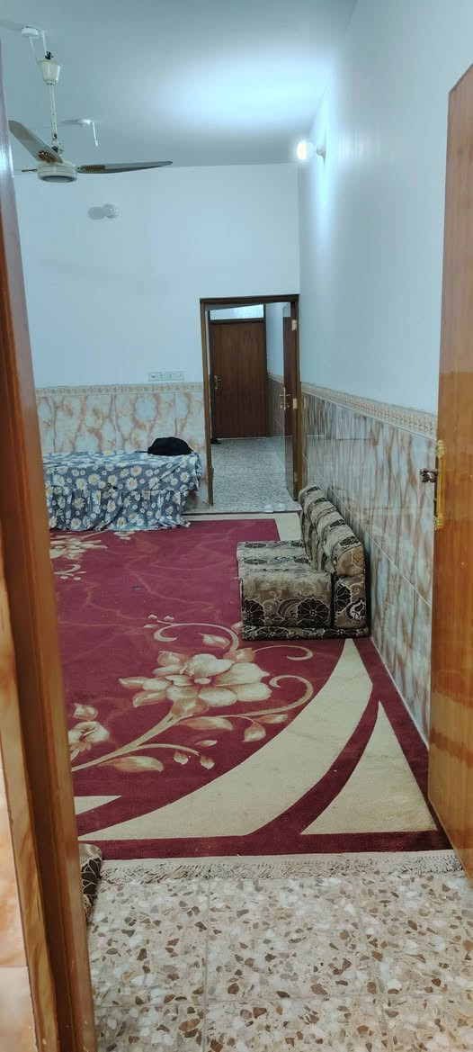 بيت للبيع 100متر حي الوفاء مربع الاساتذه قرب جامع الخيرات واجهة البيت شمالي طابقين الطابق الاول غرفه وصاله ومطبخ وصحيات
الطابق الثاني غرفتين وصاله وحمام 
***********
