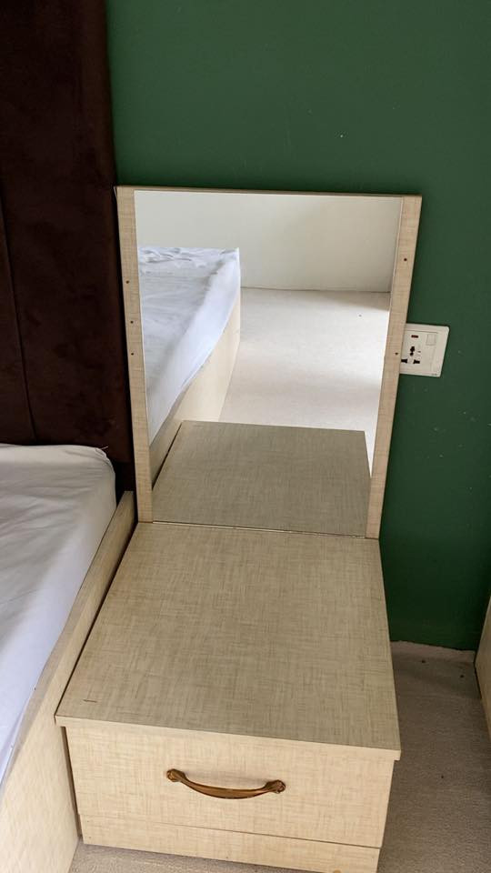 ئەم ژووری نوستنە بۆ فرۆشتن؟؟
***********
