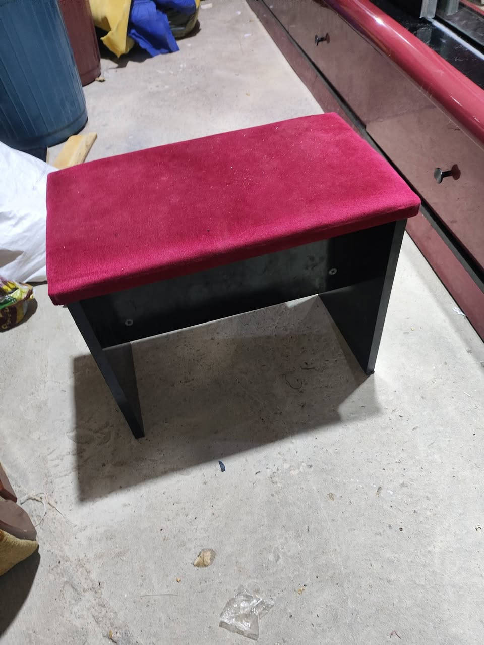 غرفة نوم مستعملة نظيفة  8 قطع 
 خشب تركي اصلي من شركة ديوان 
غرفة ضخمة كلش
طول الكنتور 3 امتار والارتفاع مترين ونص 
والعمق 70 سم 
كومديات الجرباية ارتفاع متر ونص 
الجرباية 2 مترين في 180 
زاوية دوارة بيها مرايا ارتفاع 180 سم 
شازلون يحتوي مجرات  طوله 180 سم 
ميز مرايا 3 مجرات مع طابورية 
العنوان خانقين داره كوناره 
مقابل محطة كه لات لتعبئة ماء الشرب 
***********
