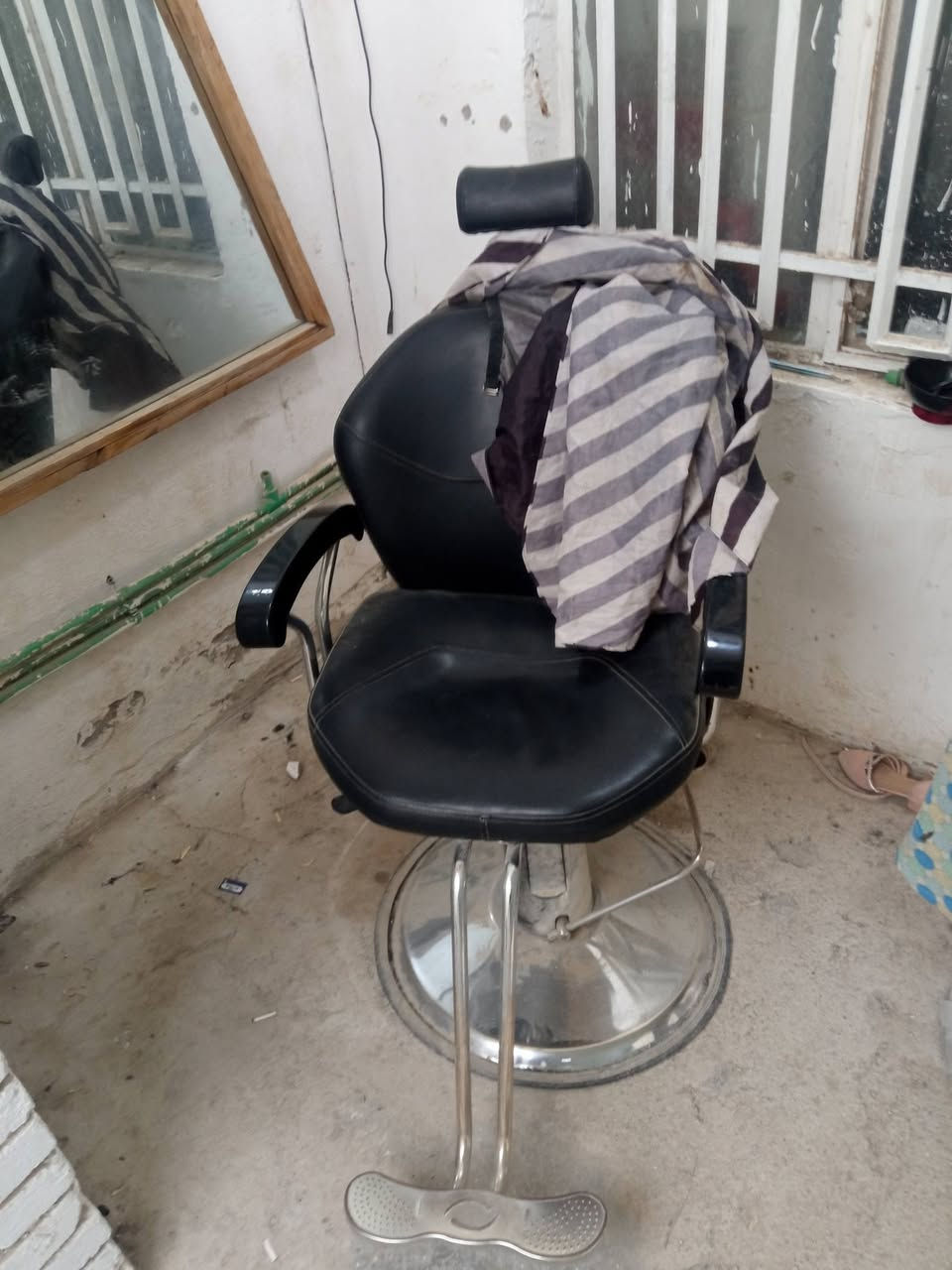 سلام عليكم كراسي حلاقه واحد جديد واحد نضيف للبيع السعرهن ٢٥٠وبيهن مجال قليل جدأ متواجد عل خط فقط ***********
