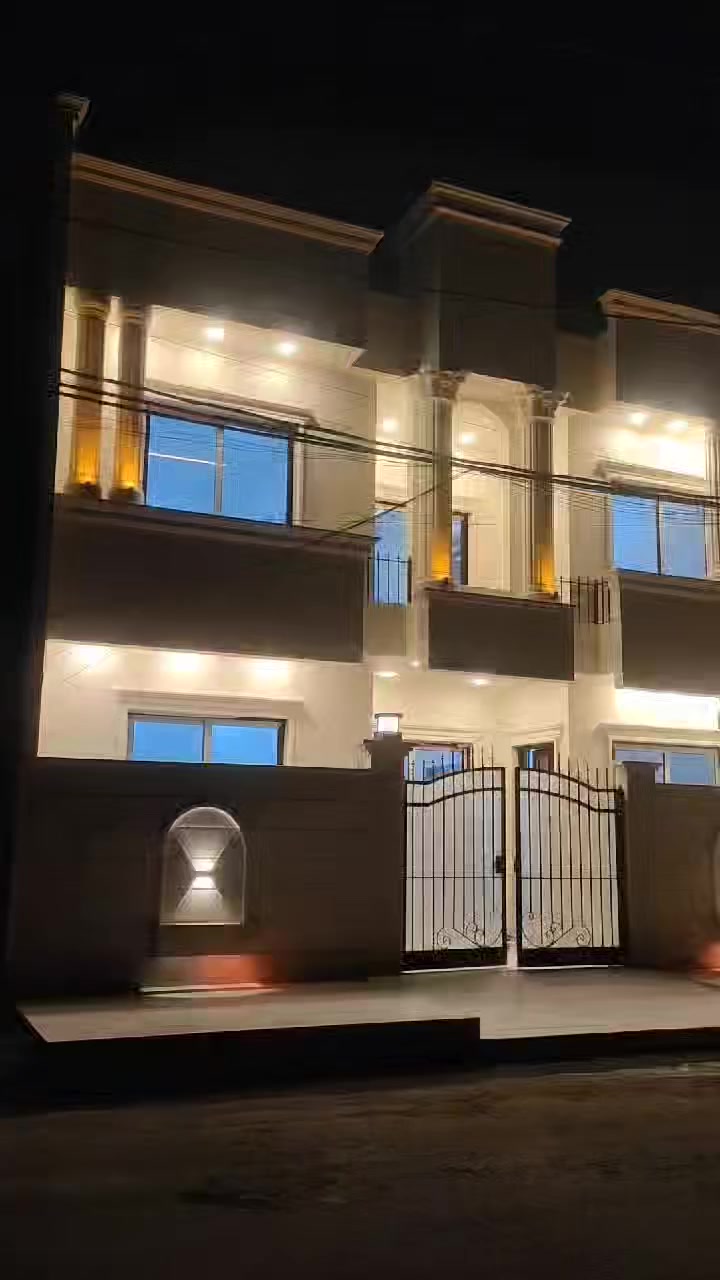 #عروض_مكتب_سيدار_للعقار

👈🏻داران للبيع بناء حديث 

👈🏻الموقع: حي الصديق

🔴الاتجاه : شروق 

⬅️المساحة 100 م واجهة 10 شارع تبليط

🏠يتكون من طابقين

♦️الطابق الاول

كراج +استقبال+هول+مطبخ+مشتملات + غرفة نوم 1

♦️الطابق الثاني 

 3 غرف نوم+ هول+مشتملات+ بيتونه

↙️للاستفسار 

مراجعة مكتب سيدار للعقار الكائن في حي البلديات الشارع الذي يربط جامع الصائغ بجامع السليمان قرب كهربائيات الصقر

☎️الاتصال على الرقم
***********
