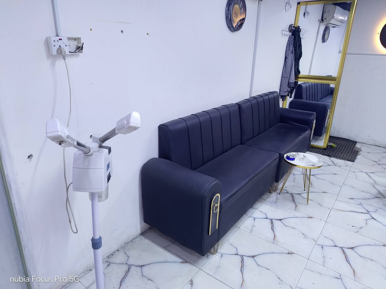 محل حلاقه البيع مشتل شارع المطبك.  *********** للتواصل
