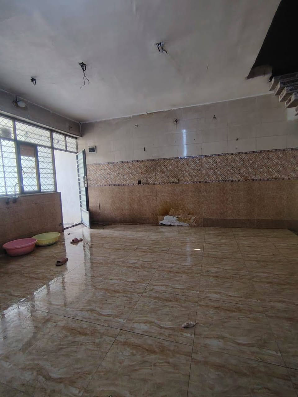السلام عليكم  بيت 150 متر طابق واحد 
1 غرفة نوم و استقبال و حولي مطبخ كل غرف 7×7
حمام و  حديقاة 
كاشي و سرامييك  خدمات البيت 1 تانكي 2 ماطور 3 كيزر 

البيت كامل يعني جيب غراضك و كعد 

مكان البيت بغداد الزعفرانيه  قرب حسينيت المام المهدي 
شار سكلت ابو سعد المالكي 

الستفسار اكثر اتصل وبيك خير وتدلل  ***********

