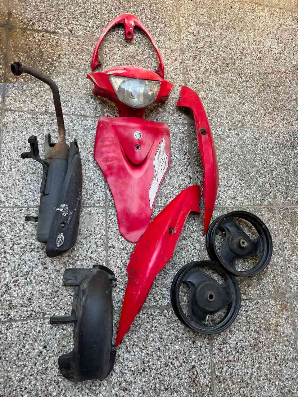 غراض ماكس بلادي اصلي مفتوحات من دراجه رمبه 
الكفرات كامله مع السبايدر والمازده والكلوب 
جاملغ خلفي وقطره
وياله هنه ولفاتهن امامي وخلفي
صارنصه صچميه صوته كلش حلو ترهم عدله بوليس منغولي 
مكاني بغداد الجديده لو امين (***********)
