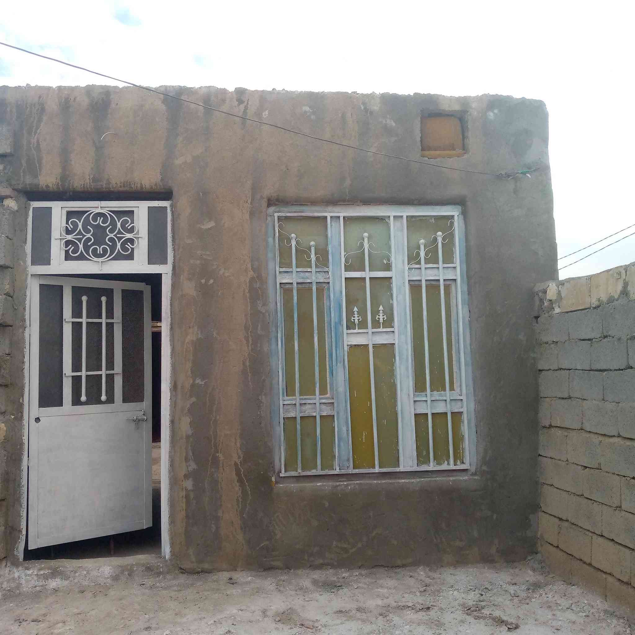 دار للبيع
مساحة 180م منطقة مجاور للأمام العباس بن الكاظم (ع)
مناسب جداً تتكون من غرفتين نوم وصاله وديوانيه ومطبخ وصحيات داخلي وخارجي وشارع عريض كهرباء وماء البتلو طابوق 
المبني منه نصف //غرفه نوم جاهزه ومطبخ وصحيات 
المكان شارع ال كشيش فرع مولدة علي البيگ
السعر 20 مليون وبي مجال
الهاتف ***********
مكلف بالنشر
