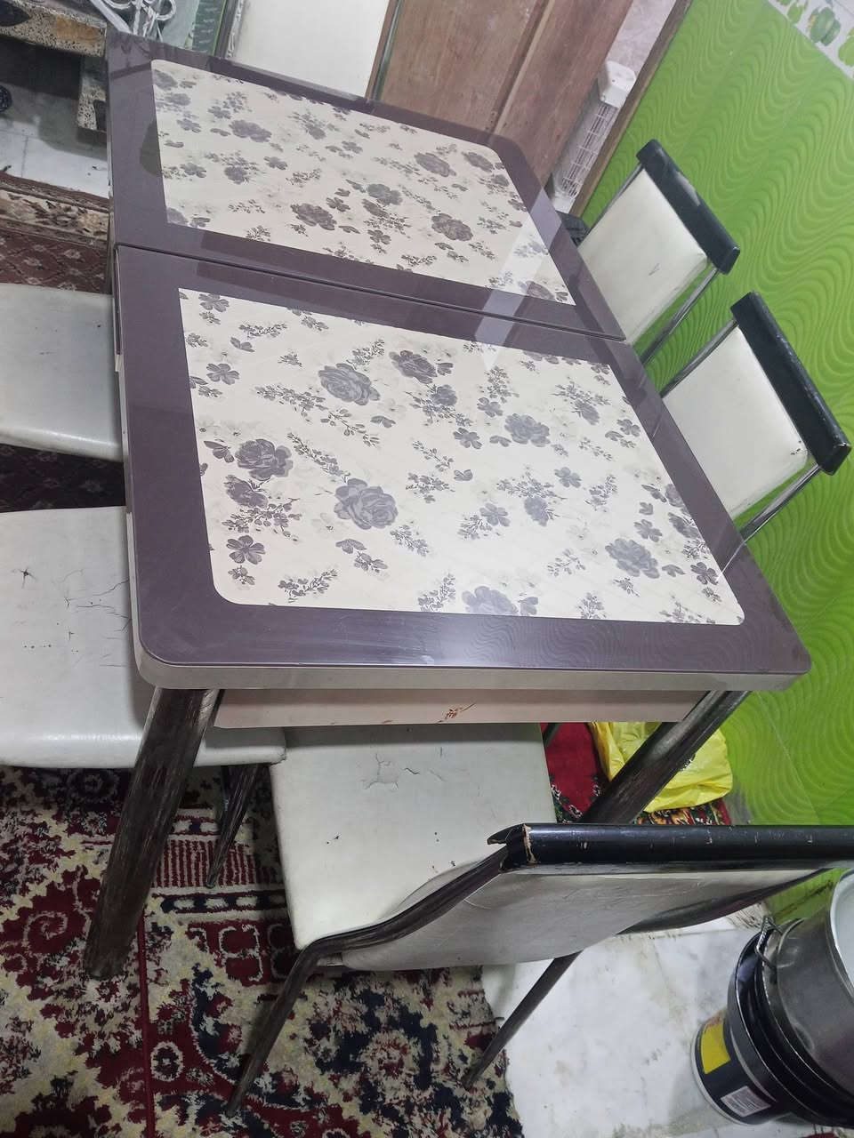 سلام عليكم
لبيع ميز طعام نضيف معه6كراسي 
مكاني كربلاء 
السعر 166 بي مجال 
***********
