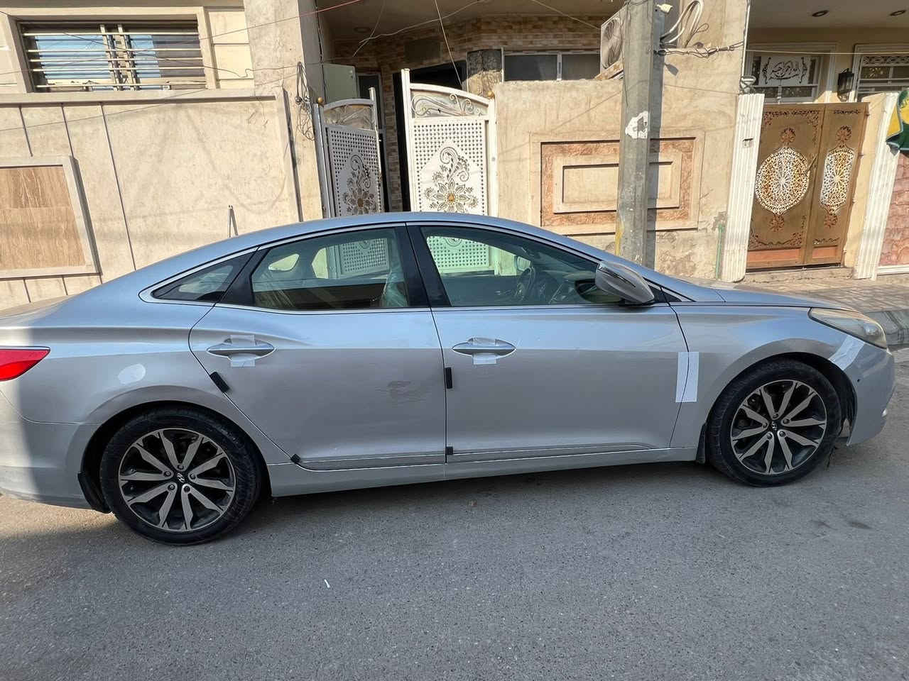 سلام عليكم
ازيرا ٢٠١٣
ماشيه ١٣٨ الف 
كير مكينه بلادية
بيها بارد بالجاملغ الخلفي شي كلش قليل 
وطخة بالجاملغ الخلفي 
نص مواصفات 
السعر 121$
مكانها بغداد
الرقم***********
