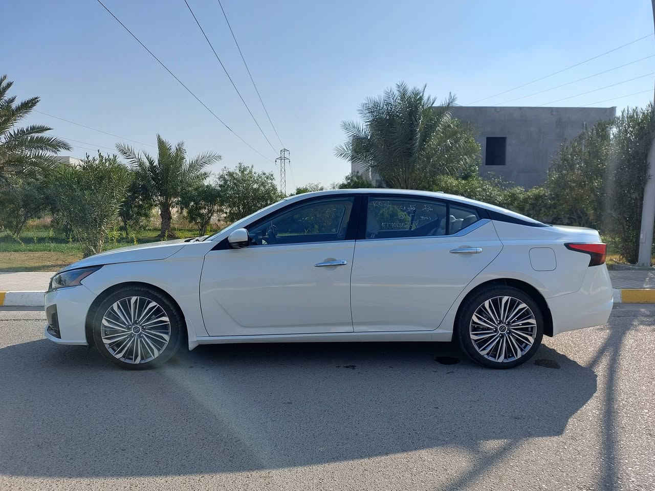 السلام عليكم
للبيع التيما لون أبيض موديل 2025 فئة SL أعلى فئة 
دخول جديد 
فور ويل وبيها مواصفات هواية
_كامرات محيطية 
_داخل أبيض كشنات جلد
_تبريد قطعتين
_نظام سماعات Boss
_سلايد وهاندبريك بصمة
_ شاشة كبيرة
وبعد بيها هواي مواصفات
ماشية 3 الآف قابل للزيادة 
بدون أيرباك 
حادثها كلش خفيف وتصليح درجة أولى 
رقم كاتي 
للتواصل ***********
غير متواجد عالفيس 
وصور الحادث مرفقة بالمنشور
