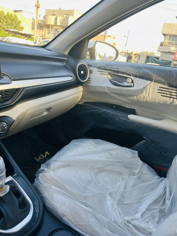 السلام عليكم سيراتو موديل 24ماشيه 23مواصفات عاديه خليجيه بس كم رصعه حالوب خفيف سبير منازل بسمي  السياره مكاني بغداد الإسكان ***********
