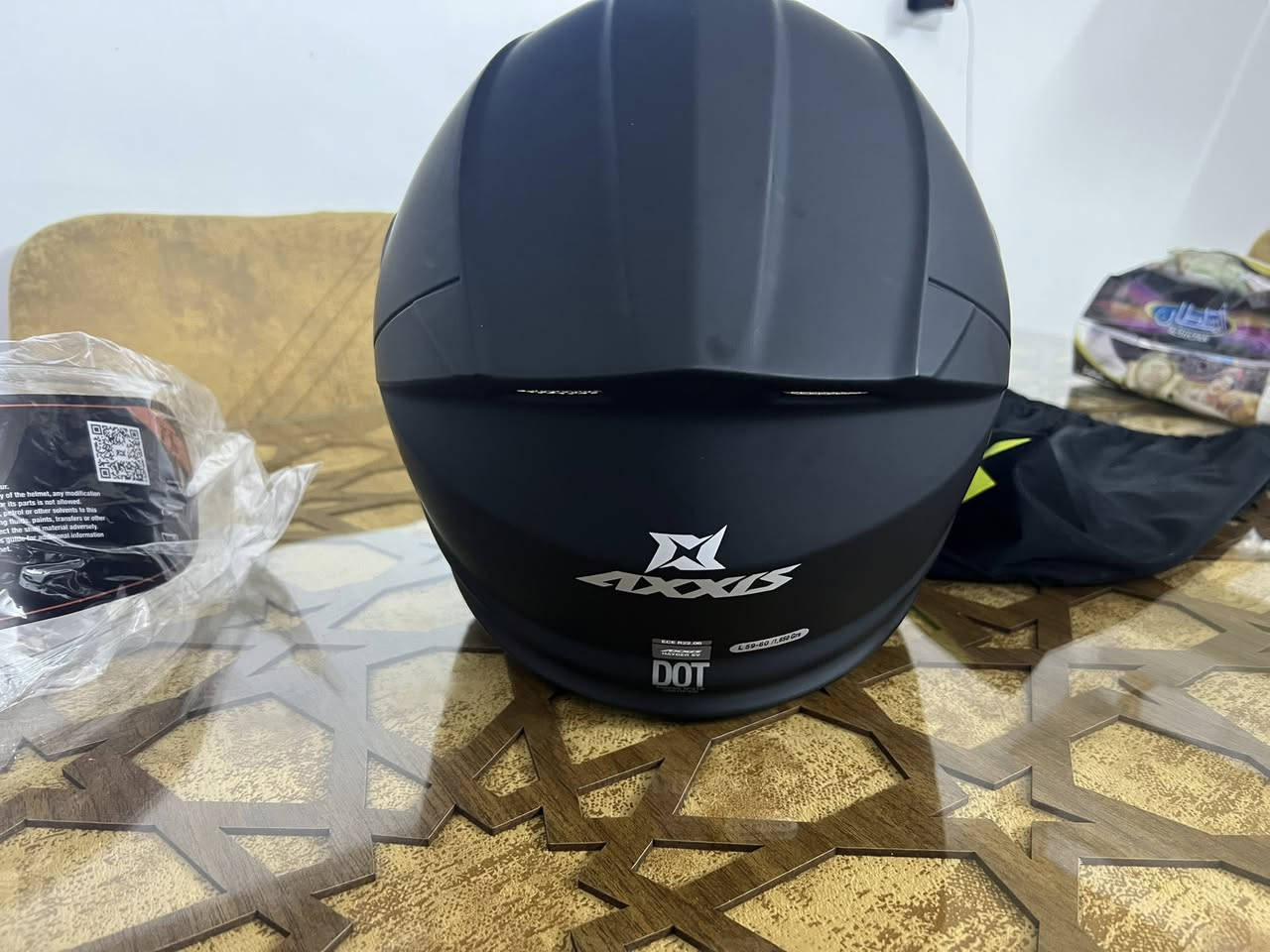 خوذه دراجه اصليه نوع سويديه سعرها بالموقع 300 كرونا سويدي   وصلها موجود انطي سعر باليرضا الله هوائي  - خفيف الوزن ومتين في الوقت نفسه، مما يساهم في تقليل وزن الخوذة مع ضمان سلامتك  . 
آلية فتح أمامية بزر واحد - آلية جديدة تُسهّل فتح الخوذة. 
نظام قفل معدني الذقن  - إغلاق محكم وممتد للخوذة، مع إمكانية إغلاقها تلقائيًا. 
‎معتمدة من PJ  - بفضل القفل المحكم في وضع الفتح، يمكنك القيادة بخوذة مفتوحة. 
‎ستارة ذقن مبطنة ناعمة - تقليل ضوضاء الهواء مع المزيد من الوسائد الهوائية لراحة قصوى. 
‎واقي شمس سريع الفك - فك سريع لخفض واقي الشمس. 
‎تصميم إنفينيتي - تصميم ديناميكي هوائي مطور جديد ورسومات جديدة. 
‎واقي شمس مدمج  - واقي شمس مدمج يمكن تشغيله بسهولة بيد واحدة. نظام تهوية 
‎أمامي قابل للفتح 
‎بخمس نقاط  - فتحات تهوية لدخول الهواء البارد وفتحات خلفية لخروج الهواء الدافئ.  
‎مشبك ضبط دقيق  - يوفر لك تثبيتًا آمنًا وسريعًا وسهل الفتح والإغلاق، ويوفر ملاءمة قابلة للتعديل.  
‎واقي شمس شفاف متعدد الأوضاع ومضاد للخدش  - يمكن تعديل واقي الشمس إلى أوضاع مختلفة أثناء القيادة، وهو مقاوم للخدش لتقليل الخدوش، ومزود بنابض لضمان تثبيت محكم على الأختام.  
‎جاهز لتركيب Pinlock  - تتوفر حشوات Pinlock بشكل منفصل للحصول على أفضل حماية من الضباب.  
‎معتمد وفقًا لمعيار ECE 22.06، وهو معيار الاستخدام على الطرق في أوروبا.  
‎بطانة داخلية قابلة للإزالة بالكامل  - بطانة داخلية ووسادات خد قابلة للإزالة والغسل. تتيح لك هذه الميزة الحفاظ على خوذتك نظيفة وجديدة.  
‎فتحة تهوية قابلة للإزالة.


**إذا كنت صاحب هذا الإعلان وتريد حذفه لأي سبب، رجاءا أرسل رسالة إلى الدعم الفني**