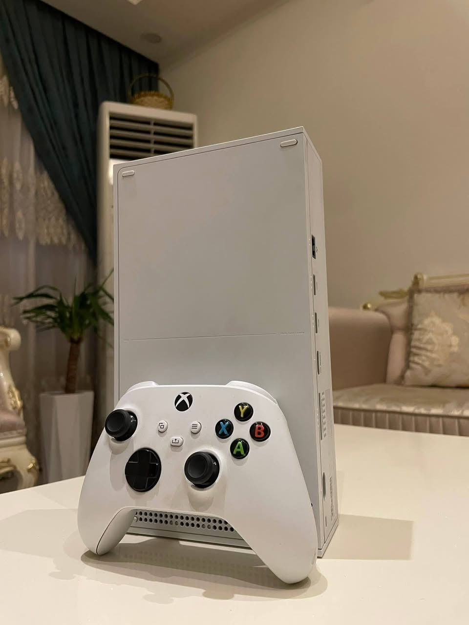 السلام عليكم(@إشارة)
للبيع:Xbox series (s)

شاصي 1/1

نظيف جداً كارتونته 

المشاكل: اليده الاصليه فيها عطل في زر (LB)وطبعاً هاي الاعطال معتاده من يدات اكسبوكس…

السعر :360 ألف قفل
للاستفسار اتصال عل رقم 
***********
