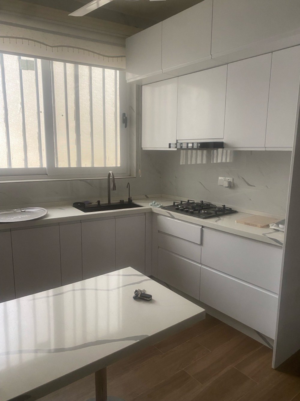 دار حديثة للبيع، تحتوي على مطبخ عصري مجهز بمقاعد وأجهزة جديدة، وغرف ذات تصميم أنيق وجدران مزخرفة. يتوفر أيضاً حمام بتصميم عصري ونوافذ تسمح بدخول ضوء الشمس الطبيعي.