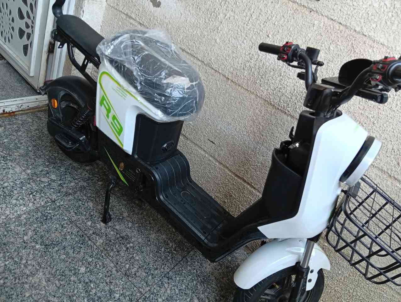 السلام عليكم دراجة شحن نوع R9 للبيع بطاريات 5 كبار و شاحنه الاصليه
وسرعتها حقيقي 70 و الدراجة نظيفة الموقع خدمي الاطباء مجاور بيت النائب احمد المشهداني السعر 550 بيها مجال للناس الطيبة للاستفسار الاتصال على الرقم *********** أو تفوتلي خاص
