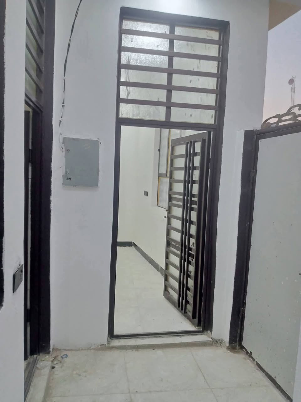 بيت 👇🏻📌150متر للبيع السعر 73وبي مجال✍🏻 العنوان النجف مقابل ملحق قريت الغدير🟪
البناء طابوك وساس وصقف صب مسلح للستفس***********
