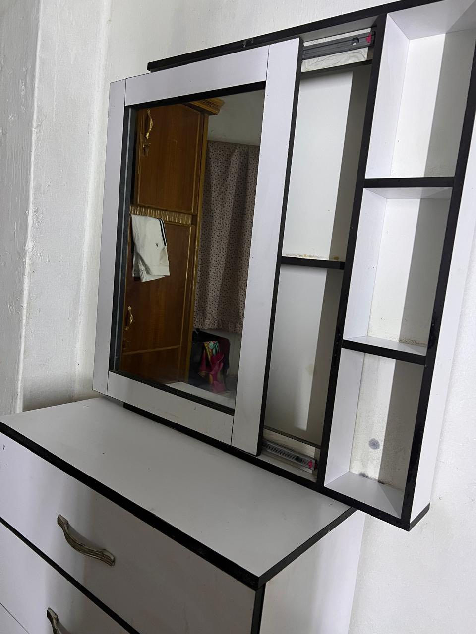 كنتور +ميز تواليت مستعمل نضيف اريدة ب100الف للتواصل ع هذا الرقم ***********
