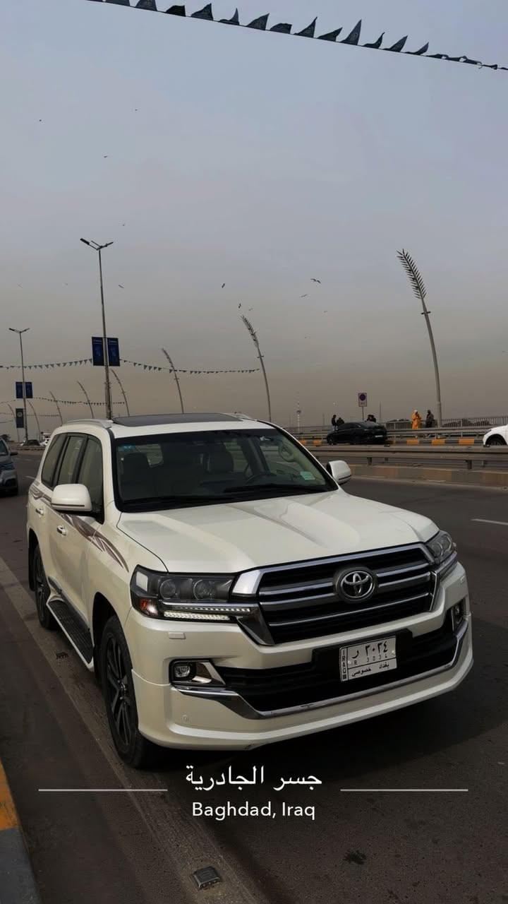 سلام عليكم للبيع تيوتا لاندكروز  جكساره بريم  رقم مميز بغداد موديل 2019كفاله عامه من كلشي السياره ماشيه 70كيلو متر فول فول مواصفات لكزز معروضه ب5شداات و70 وترهم بمده مقدمه 3والباقيات ب8اشهر تصير ب6شداات و60 للتواصل اكثر ***********
