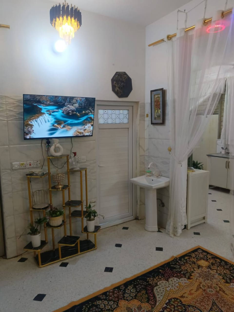دار سكني حي الجبيرية الثالثة قرب جامع الأبرار ركن
المساحة ١٥٠ متر 
عرض الشارع ١٠ متر 
عرض الواجهة ١٠ متر 
النزال ١٥ متر 
طابق واحد غرفتين نوم ملحقات كامله 
الطابق الثاني هيكل واكف عل صب 
حديث 
السعر عل خاص او الاتصال *********** موجود وتساب
