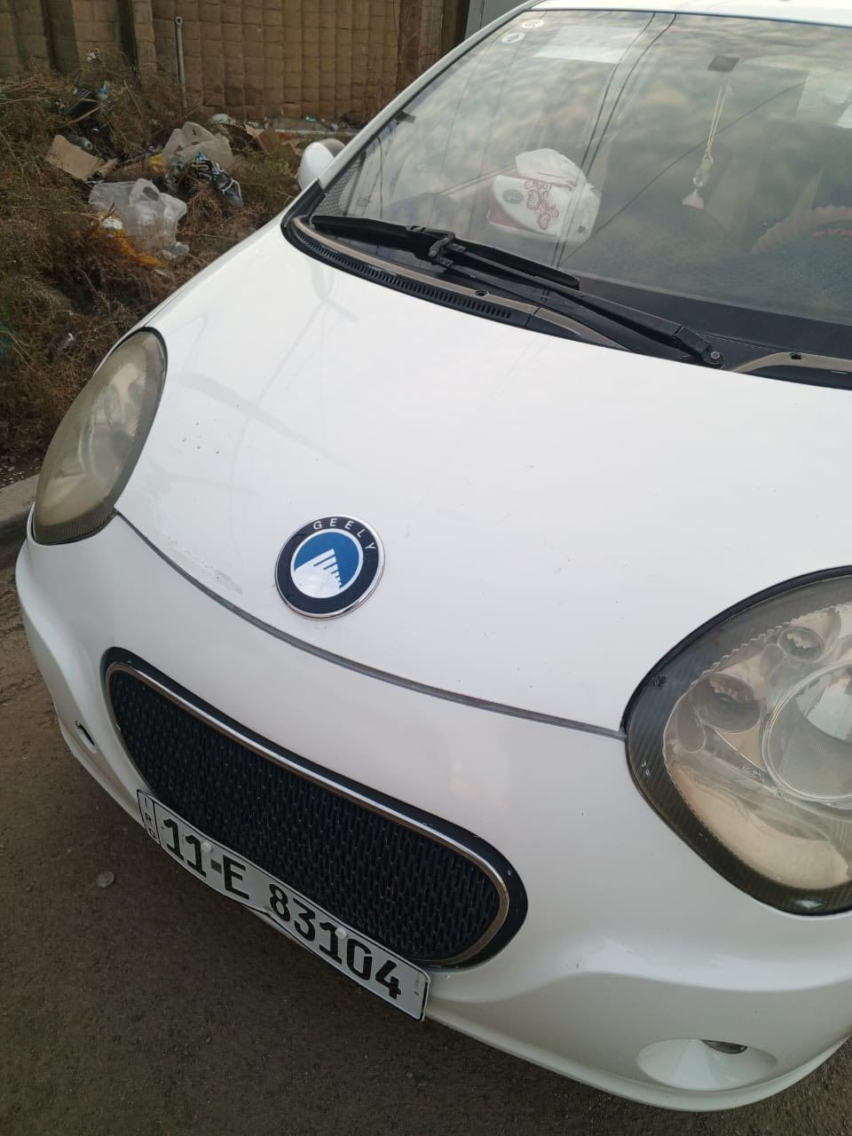 السلام عليكم .. 

جيلي باندا 2013 
السياره جاهزه محرك كير تخم تاير حداديه كلها تمام 
رقم بغداد الدولي الجديد باسمي تحويل مباشر 
كير اوتو ماتيك 
السياره عليها ادامه جديده و حلوه سياره مال بيت 
بيها صبغ قطعتين ونص .  بدون اي حادث دواخل تكم شواصي  كله مكفول
بيها ملاحظات بسيطه  

اكو فديو يوضح كل السيارة 

مكاني الاعظمية : *********** متواجد واتساب 

السعر 52 و بيها مجال
