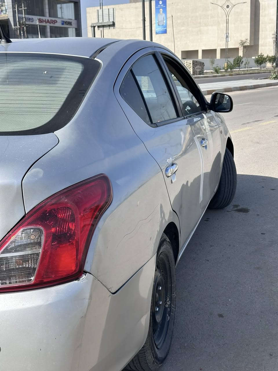 السلام عليكم 
نسيان سني هندي ٢٠٢١ 
حره بأسمي مداور ثاني يوم سنويه لل٢٩ 
مكينه جديده مبدلها قبل كم شهر 
تبريد ثلج كمبريسر بستم 
ماشيه ٢٠٠ الف 
لسياره بيها مكانات رش ابيع حزام والباقي شوف العين تجي تشوفها وتشلع عيوني
حداديه ٧٠٪؜ 
عليها غرامات ٣٥٠ الف ينزلن من سعرها 
سعر ٩٢ وبيها مجال حك الجيه 
***********
مكان ناصريه
