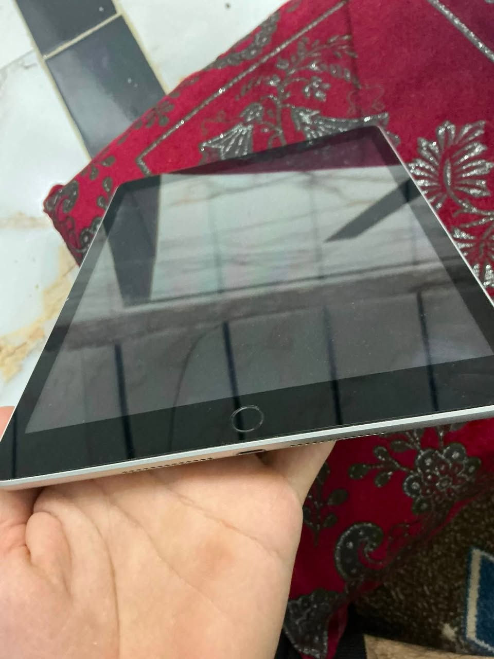 ايباد 9 ذاكره 64
مبدل شاشه اصلي وحساس 
200وبي مجال رقمي***********
