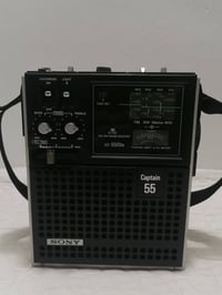 هذا الجهاز هو راديو عتيق (Vintage) من إنتاج شركة سوني (Sony)، ويُعرف ب...