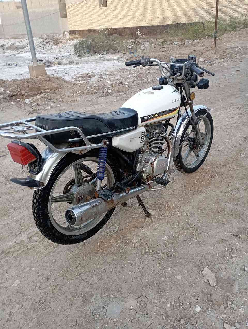 السلام عليكم دراجه سيفان للبيع موديل 19 اوراق دراجه نضيفه السعر 350وبيه مجال للشراي  المكان بابل الحمزة الغربي ***********
