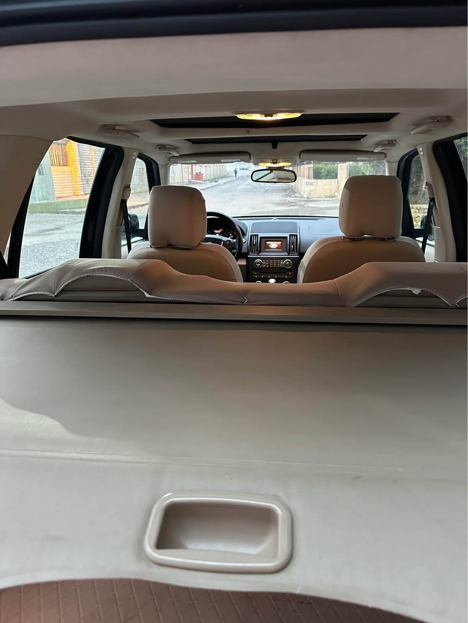 للاندروڤه ر ٢٠١٣ فول مواسه فات سفرى شه ريكه ى سه ردار بى بوياخ هيچى نيه سونه رم داناوه پانوراماو به سمه و فول فوله مه كينه ٤ پستونى توربويه به شه رته ١٣٤ هه زار روشتووه .
سه نه وى ته واو بووه به ناوى خومانه وه يه .
نرخى ١٢٦ 
*********** دار بنديهكان, السليمانية
