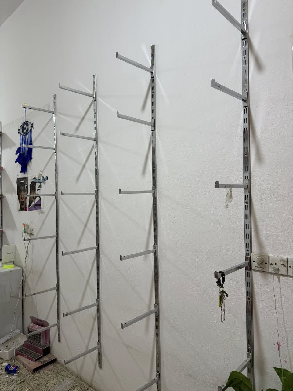 السلام عليكم 
فاترينات جددد. استعمال شي قليل. يعني أخت الجديد. العدد 5. للبيع الوحده ع 50 قفل. 
ورفوف  وسجه هم موجود 
مكاني بغداد مدينة الصدر 
***********
