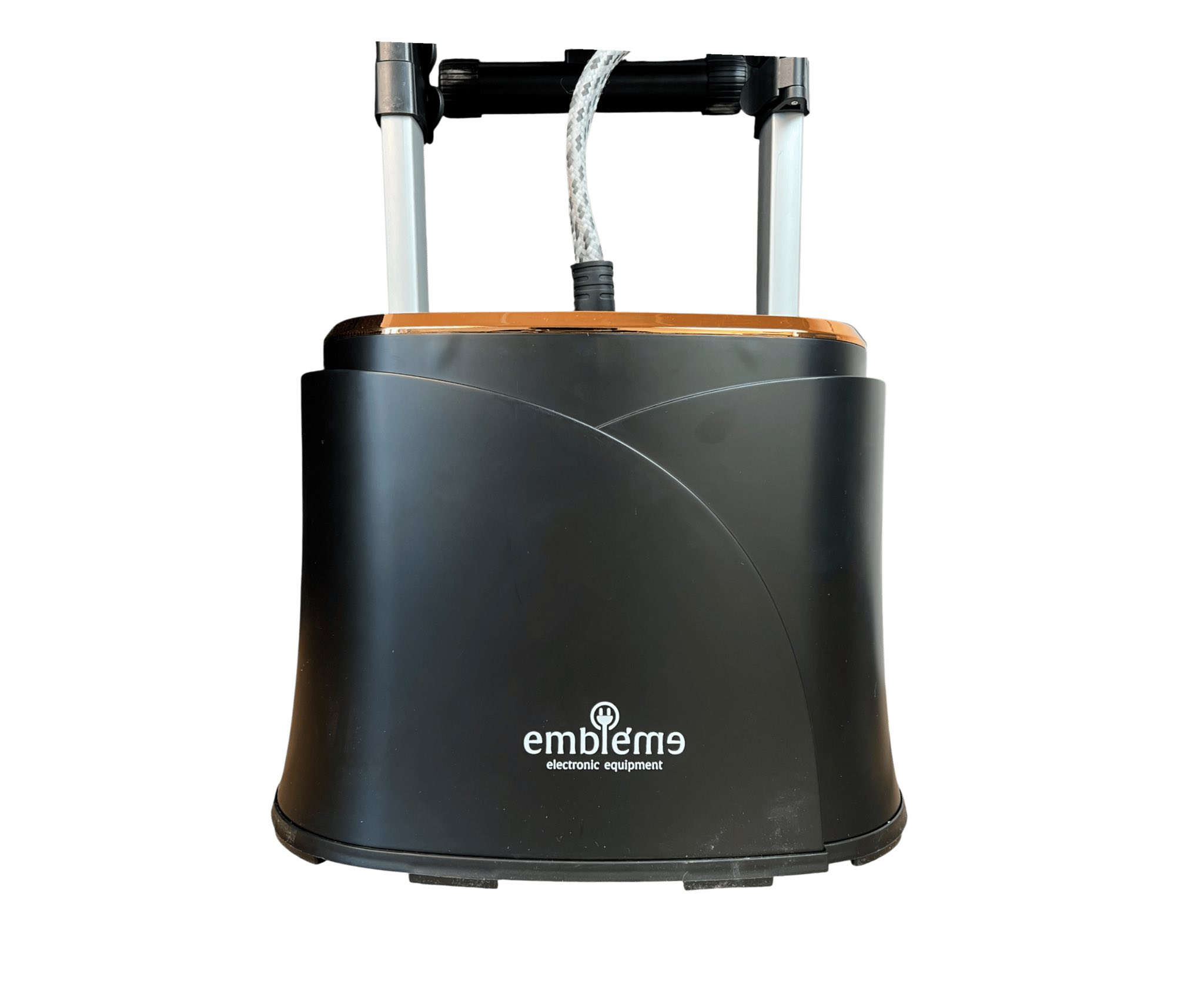 جهاز كوي بخاري 2×1 (ستاند ومنضدي) امبليوم 1950 واط – خزان 2.2 لتر
الاستخدامات:

كيّ الملابس بالبخار بشكل عمودي على الستاند.

استخدامه كمنضدي (طاولة كي) للكيّ التقليدي.

مناسب للقمصان، الفساتين، البدلات، الستائر والمفروشات.

إزالة التجاعيد بسرعة دون الحاجة لمكواة ثقيلة.

مثالي للاستخدام المنزلي اليومي.

المميزات:

قدرة كهربائية عالية: 1950 واط.

تصميم 2 في 1: استخدام ستاند عمودي أو منضدي.

سعة خزان ماء كبيرة: 2.2 لتر.

معدل ضخ بخار: 30 غرامدقيقة.

وقت تشغيل يصل إلى 70 دقيقة.

تحكم بثلاث مستويات بخار (Level 3).

تسخين سريع مع مؤشر ضوئي.

لوح كي مدمج قابل للطي.

عمود قابل للتعديل بالارتفاع.

رأس بخار واسع لتوزيع أفضل.

قاعدة ثابتة مانعة للانزلاق.

ملحقات إضافية: فرشاة بخار + قفاز حماية.

ضمان سنة من تاريخ الشراء

محتويات الصندوق:

جهاز الكي البخاري مع القاعدة.

لوح كي مدمج.

رأس بخار.

فرشاة بخار.

قفاز حماية.

دليل استخدام.

كارت ضمان.

الملاحظات:

قياس الكارتون: 41 × 28 × 41 سم.

يعمل على كهرباء 220–240V.

يفضل استخدام ماء نقي لتقليل التكلس.

ضمان سنة حسب الشركة المصنعة.

السعر 140الف توصيل بغداد المحافظات مجانا


**إذا كنت صاحب هذا الإعلان وتريد حذفه لأي سبب، رجاءا أرسل رسالة إلى الدعم الفني**