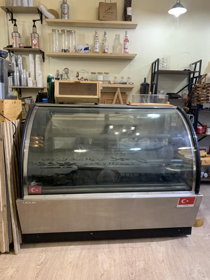 براد كيك
براد الكيك 
المساحه cm160 عرض 
وارتفاع 150cm 
يحتوي على ٣ رفوف 
اخو الجديد تركي 
يعمل بطريقه السحب والدفع 
مكانه كربلاء السعر ٧٠٠ الف 
***********
***********
