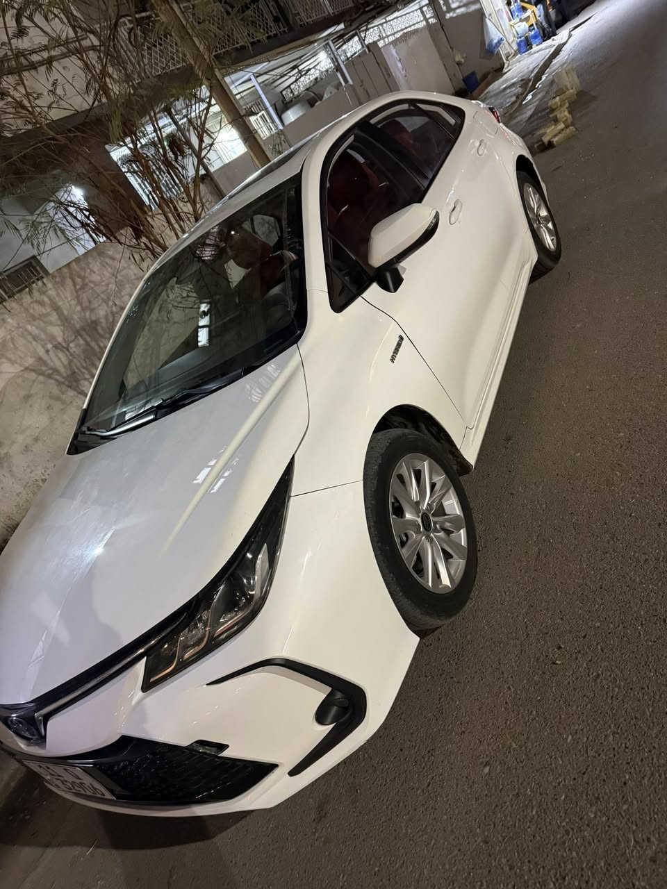 السلام عليكم للبيع فقط
كورلا ٢٠٢٤ صيني شكل الخليجي 
هايبرد بانزين العلامة الزركة
ماشيه ٤٢ الف 
فول مواصفات داخل احمر 
ملاحضه السياره بيها طخه صغيره بلبنيد ومبدل لون 
فقط البنيد لا دواخل ولا اي شي . وينرادلها بارد جاملغ خلفي 
سياره تحويل مباشر 
رقم بغداد 
السعر ١٤٣٠٠$ 
العنوان بغداد كم سارة 
***********
