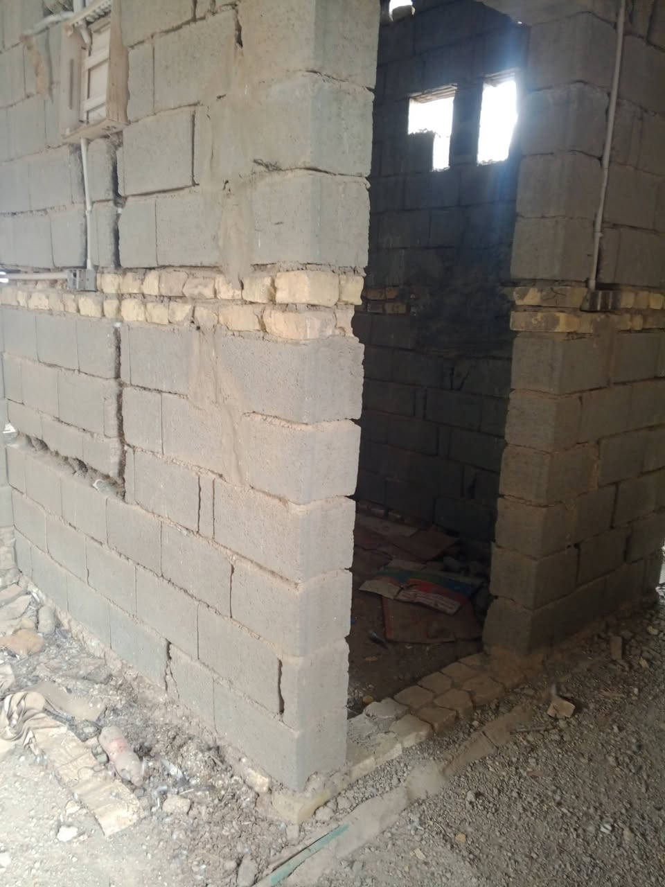 دار للبيع منطقة ابو حلاوة خلف داءرة المرور موقع مميز مقابيل البيت خدمات حديقة بل مرتسم المساحة 200متر للستفسار ***********
