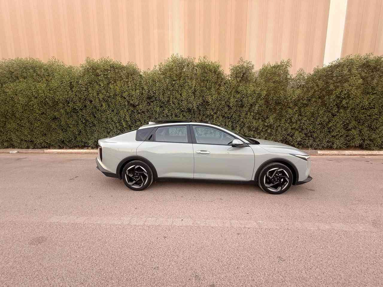 كيا K4 2025 خليجي تو كلر  Vip 
محرك 2000 دوش
كفاله عامه ضمان شركه NIM 

موصفات السياره 

فتحه سقف 

بصمه تشغيل وبصمه بيبان وبصمه صندوق 

تشغيل عند بعد وصندوق ذكي 

لد امامي ولد خلفي 

حساس خلفي 

تبريد قطعتين وتبريد شاشه 

شاشه ديجتال وشاشه متصله 12 انج وكامره دواره 

كشنات جلد وكشن كهرباء 

ومري شفط وأشاره بلمري 

أناره محيطيه بلدشبول بلاد 

تحكم ستيرن جهتين وكروز سرعه 

واتو هولد 

ويل كب حجم 17 و 5 ويل كب 

داخل السياره لونين زيتوني واسود

سياره بحاله الزيرو ماشيه 17 الف كيلو 

مكان السياره بغداد الجديده 

السعر 188$ قابل للتفاوض شي قليل 

مكلف بالنشر التواصل  على  رقم الهاتف ***********
