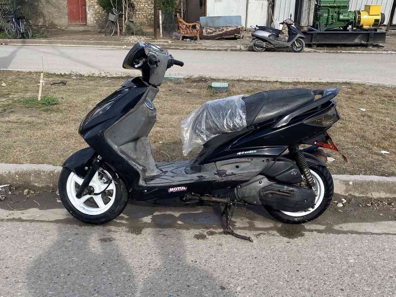 سلام عليكم دراجه سكنس فحل للبيع دراجه رنمبه مكاني بغداد *********** السعر750 وبيه مجال للشراي
