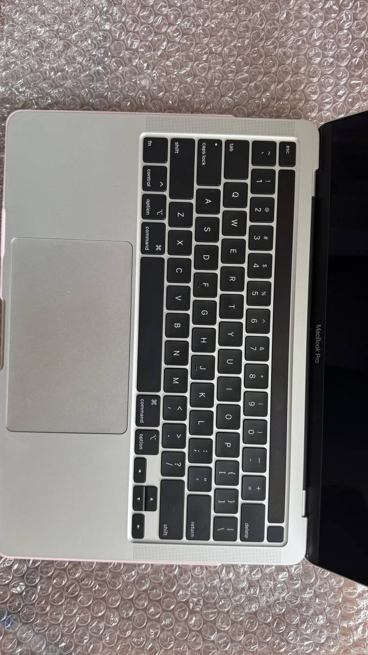 🔥 للبيع: MacBook Pro 2020 (شبه جديد) 🔥
لابتوب نظيف جداً ، خالي من أي شخوط أو عيوب.
💻 المواصفات:
الموديل: MacBook Pro 2020
حجم الشاشة: 13 بوصة (13-inch)
الرام (RAM): 8 جيجابايت
التخزين: 256 جيجابايت SSD
🔋 حالة البطارية:
الحالة: Normal (طبيعية جداً)
عدد دورات الشحن (Cycle Count): 74 فقط (استخدام قليل جداً)
✨ الحالة العامة: الجهاز نظيف جداً (Like New) وبدون أي خدوش.
💰 السعر: 580,000
📞 للتواصل: ***********
