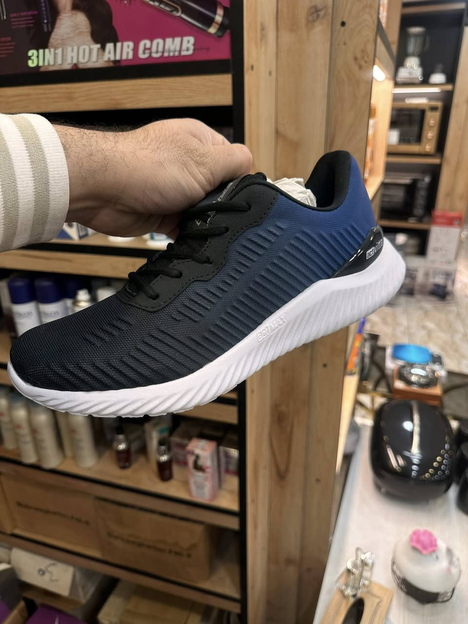 احدث الموديلات من تصفيات اوربيه متوفره جميع القياسات من قياس 40 الى 46
• العلامة التجارية: Actvitta (أكتفيتا).
 الجزء العلوي (Upper): مصنوع من نسيج شبكي (Mesh) يسمح بمرور الهواء، مما يجعله مناسباً للمشي لفترات طويلة أو الجري الخفيف لأنه يقلل من تعرق القدم.
• النعل (Sole): نعل أبيض سميك بتقنية Actvmax، وهو مصمم لامتصاص الصدمات وتوفير مرونة عالية أثناء الحركة.
• بلد المنشأ: البرازيل
المميزات الأساسية:
• خفة الوزن: أحذية أكتفيتا مشهورة جداً بأنها خفيفة الوزن للغاية، مما يقلل من إجهاد القدمين.
• التبطين الداخلي: يحتوي الحذاء عادةً على وسادة قدم (Insole) مريحة جداً تدعم قوس القدم.
• الاستخدام: مثالي للمشي الرياضي، الذهاب للنادي (الجيم)، أو كحذاء مريح للعمل الذي يتطلب الوقوف طويلاً.
الموقع الاعظمية راس الحواش


**إذا كنت صاحب هذا الإعلان وتريد حذفه لأي سبب، رجاءا أرسل رسالة إلى الدعم الفني**