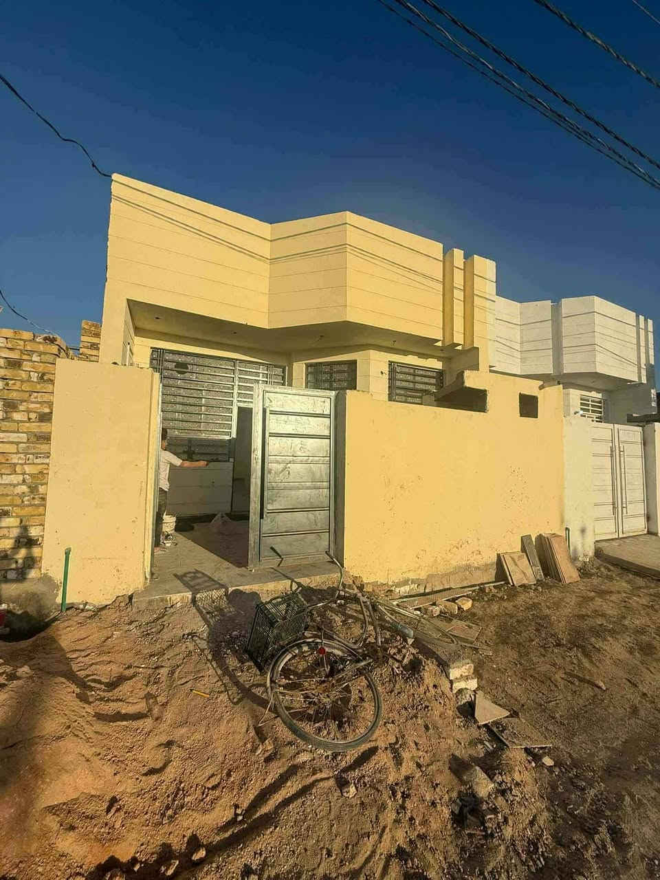 سلام عليكم بيت للبيع المساحه 120

الموقع حله ورديه شارع المشجر سنتر علتبليط السعر مناسب 

بناء البيت حديث تسليم مفاتيح طابو زراعي سند 25 
للاستفسار اكثر الاتصال بلرقم ***********
