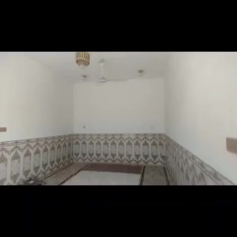 السلام عليكم عندي بيت المساحه 100 السبل الثانيه يم دور الايتام البيت بي غرفه 
وصاله ومطبخ ودوانيه وصحيات السعر 19 راعيه مستعجل  شراي تصل على رقم ***********
