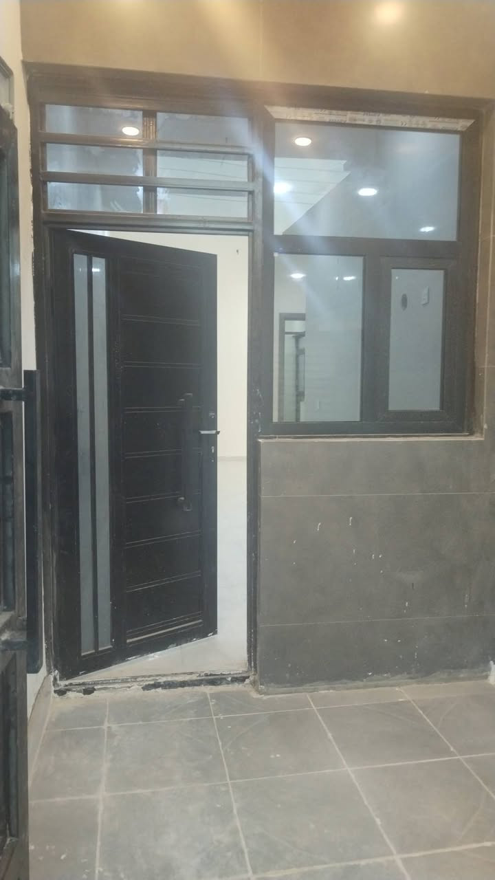 #لدينا_دار_للبيع مساحه 100 متر واجهه 6 وربع ونزال 16 طابو زراعي سند 25 قرار محكمه البيت يحتوي على3 غرف نوم وصاله وستقبال ومطبخ  العنوان بغداد الدورة مدخل البوعيثه مجمع شواطي دجله 
هاتف ***********
***********
