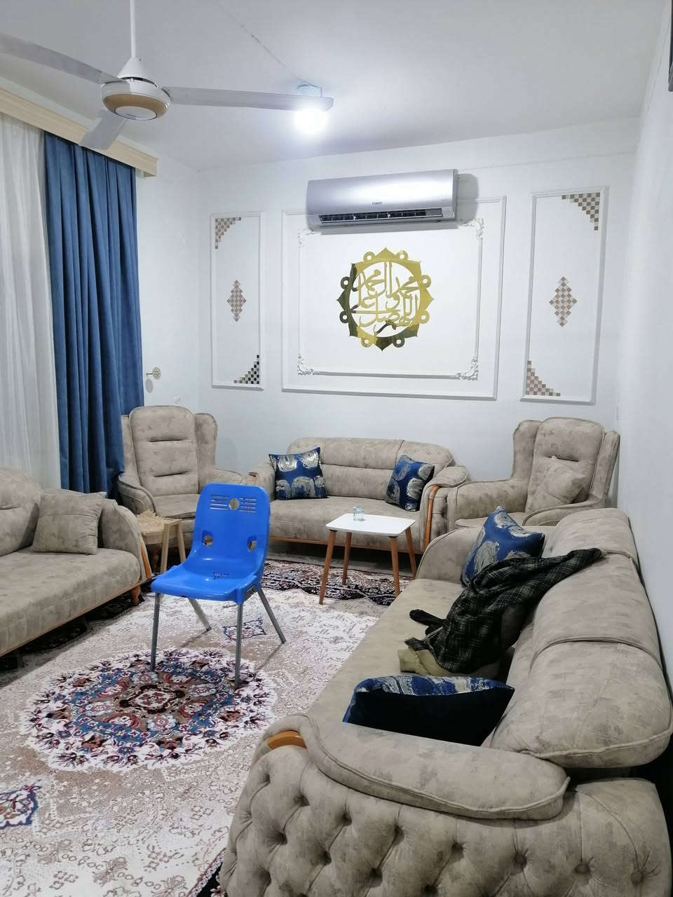 بيت للبيع 

مقاطعه 91 منطقه المشواك 
 مساحه 240م 
بناء مسلح 
يتكون البناء 
من 3 غرف + صاله + استقبال + مطبخ 
+ حديقه + كراج 
للاستفسار مراسله الصفحه 
او اتصال ابو احمد 
***********
***********
