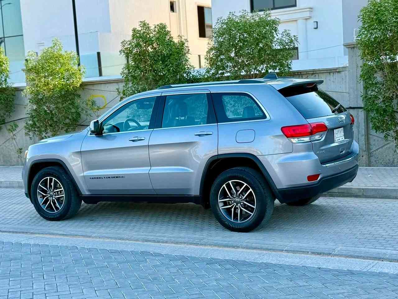 جيب شيروكي 2019 وارد امريكي السعر 175 وبيها مجال لاستفسار ***********مواصفات كشنات جلد كهربائي تبريد خلفي بصمه جنطه كهربائيه حساسات شاشه كبيره كامره خلفيه محرك 3600 محرك وكير مكفولات على وضع الشركه فور ويل تخم تاير جديد تبريد ثلج السياره جديده ما بيها اي نقص حادثها من امريكا جدآ بصيط قبق جنطه وبنيد فقط بدون اي ضرر داخلي ايرباكات سليمه راديترات الشركه ما ملعوب بيها والباقي كفاله رقم بغداد مشروع وطني تحويل مباشر مكاني ((كربلاء المقدسه ))
