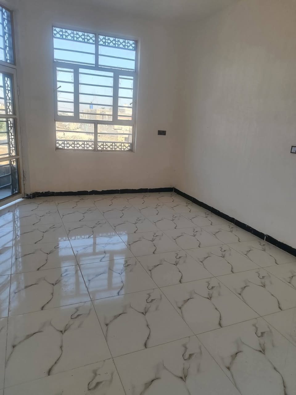 دار طابو زراعي سند 25 

المساحة ١٠٠ متر؛ واجهه ٧ م * نزال ١٤.٥ 
بناء حديث غير مسكون سابقا 
الطابق الاول يحتوي على: مطبخ؛ صاله؛ كليدور؛ غرفة؛ صحيات داخليه و خارجيه و منور
الطابق الثاني يحتوي على: غرفة و كليدور و مجمع صحيات

الموقع: شارع ٨٠ خلف بانزين خانة الاضواء 
السعر: ٩٥ مليون
مكتب الزركاني للعقار
***********
***********
